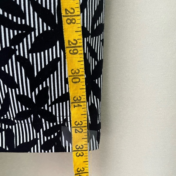 Lands End Women’s pull on pants size 10/12. - Picture 3 of 6